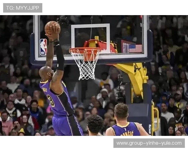 詹姆斯关键三分助湖人逆转掘金锁定季后赛关键胜利